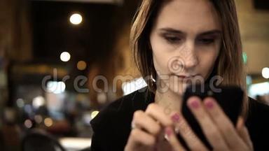 晚上坐在市中心，使用带有<strong>触摸屏</strong>的智能<strong>手机</strong>的年轻严肃女人的肖像。